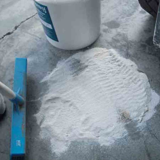 [048607] Cubo con 20 kg de granulado mineral absorbente universal - Blanco