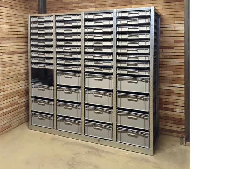 Estanteria metalica modular con guías para el almacenamiento manual en cajas plásticas de muestras instalada en el departamento de restauración de un museo de ciencias naturales