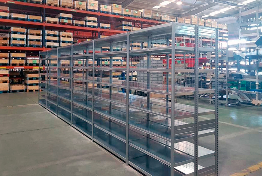 Instalación de estantería metálica modular industrial para almacenamiento manual de herramientas y recambios en almacén de empresa suminsitradora de sistemas logisticos automatizados