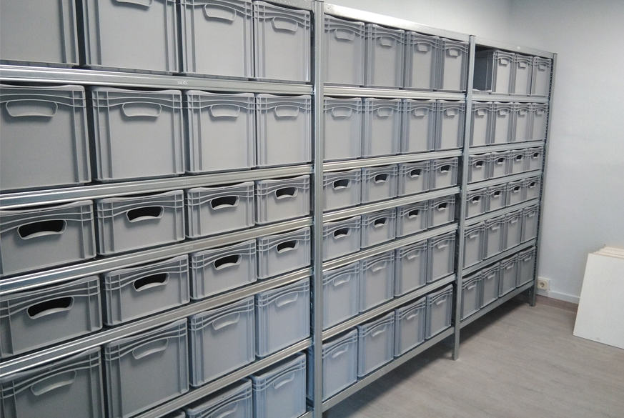 Empresa del sector artes gráficas, almacén definitivo muestras, estanterías industriales de almacenamiento manual con cajas plásticas eurobox
