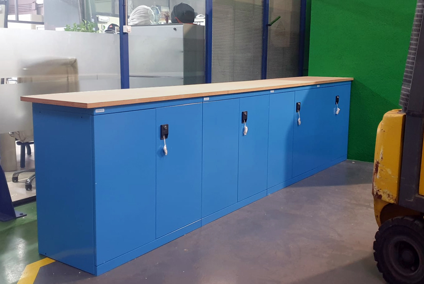 Mostrador industrial formado por armarios metalicos con puertas batientes y encimeras de madera de haya