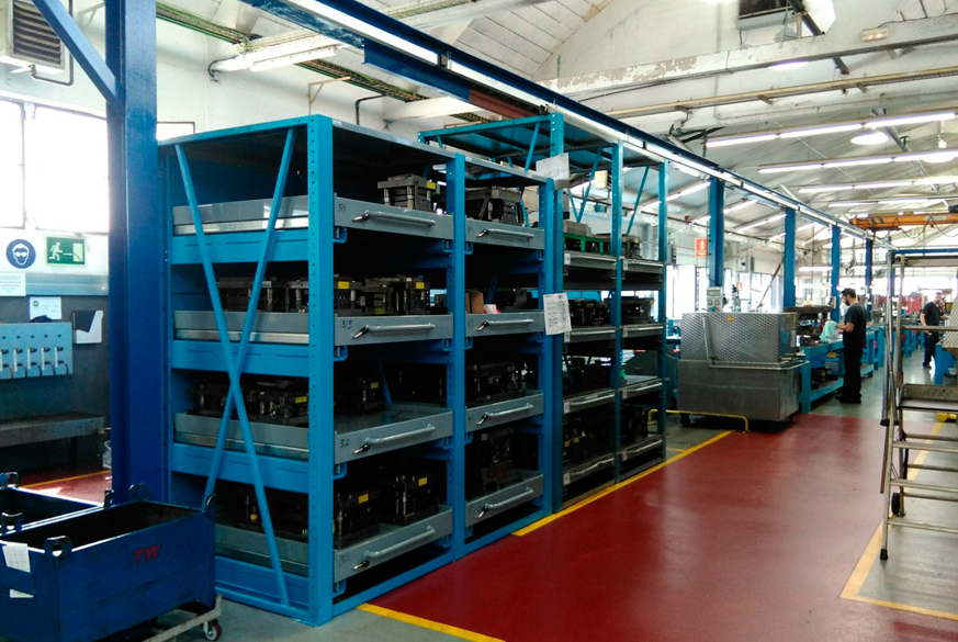 Ampliación de una estantería metálica modular para grandes cargas con estantes extraíbles de 1500 kg de carga cada uno para departamento de matricería de empresa fabricante de componentes mecánicos.